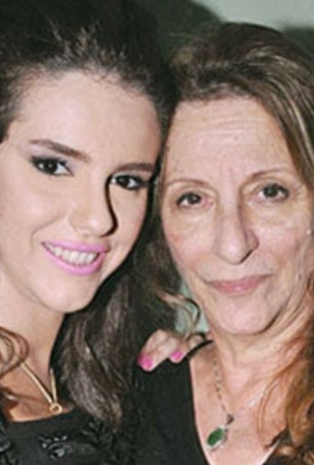 دنيا عبد العزيز ووالدتها الراحلة