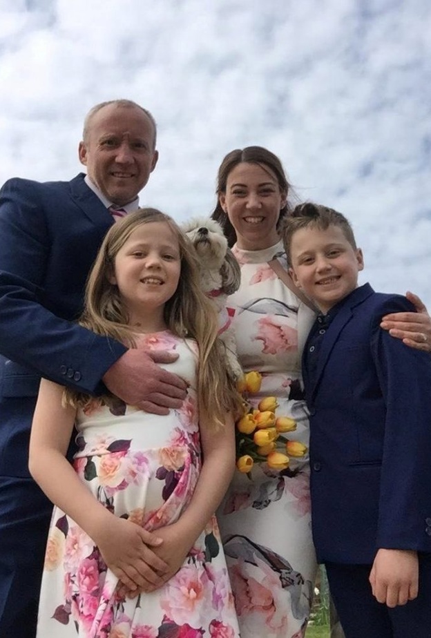  الوالدان مع طفلهما في يوم الزفاف