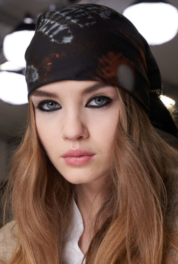 رسمات آيلاينر سوداء عريضة على الجفون العليا لرمضان 2020 من Dior