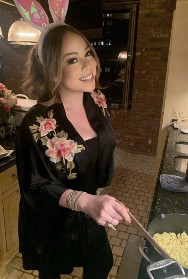 ماريا كاري تحضر الطعام لأولادها بطريقة مرحة في المنزل