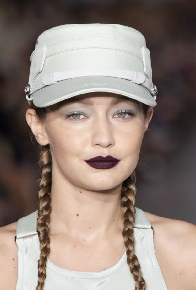 تسريحات شعر ضفائر سهلة على الجوانب طبّقيها أثناء الحجر المنزلي من Max Mara