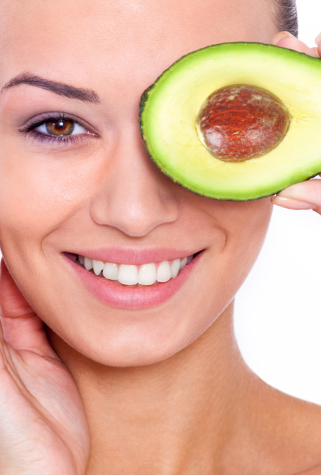 فوائد لب الأفوكادو للعناية بالبشرة اثناء الحجر المنزلي