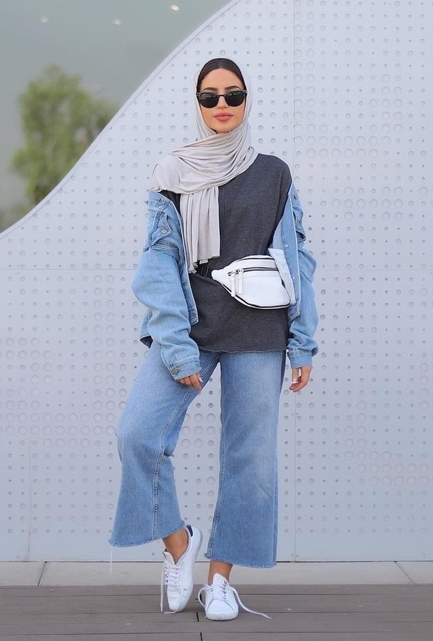 اطلالة شبابية في الجينز الواسع نسقتها فاطمة حسام