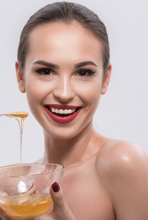 العسل يعد مكون مناسب لحل مشكلة بشرتك الحساسة