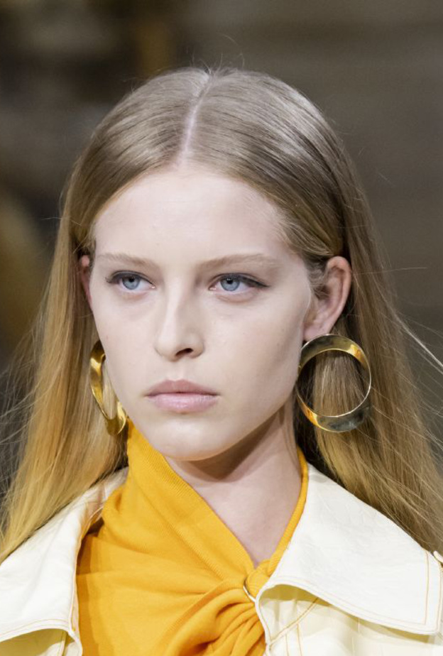 أكسسوارات بسيطة مع الأقراط الذهبية من Sies Marjan