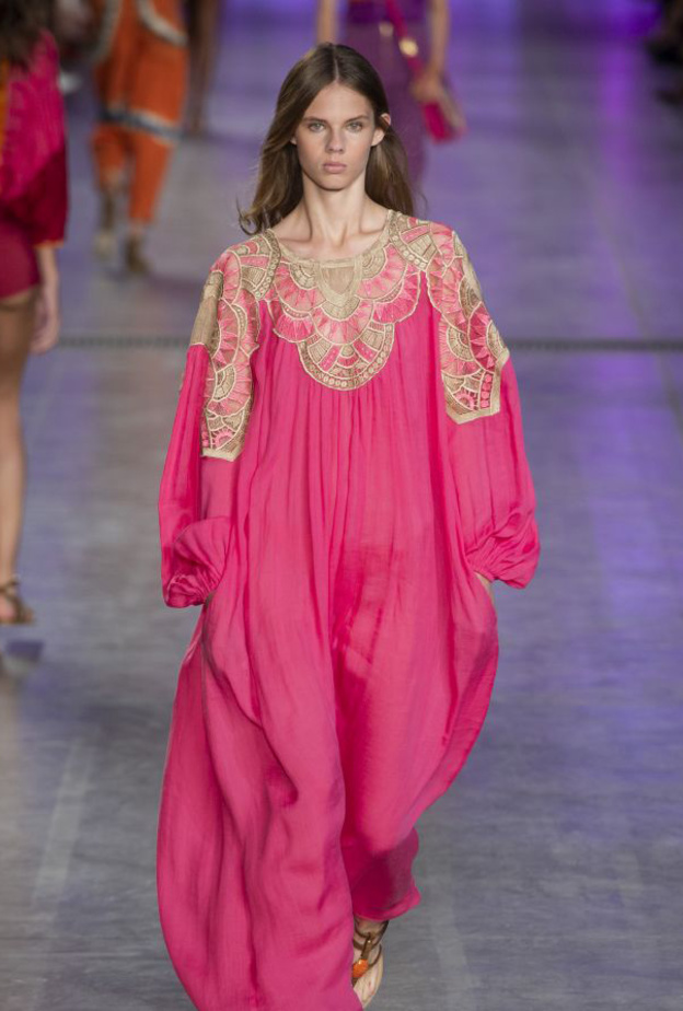 أزياء ربيعية محتشمة للمحجبات مع القفاطين الزهريةمن Alberta Ferretti