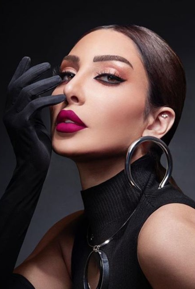 طريقة عمل مكياج عيون ملون لإطلالة مشرقة في الحجر المنزلي