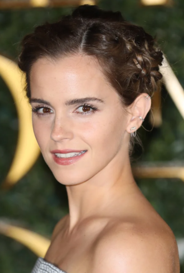 إضافة ضفائر الشعر الأنثوية إلى التسريحة المرفوعة