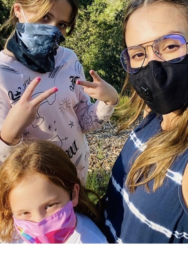 جيسيكا ألبا وبناتها حريصات على ارتداء الكمامات في نزهتهم الصغيرة