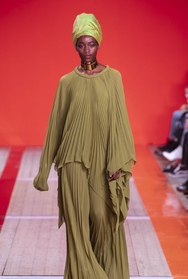 ملابس باللون الاخضر الزيتي موضة رمضان 2020 من Elie Saab