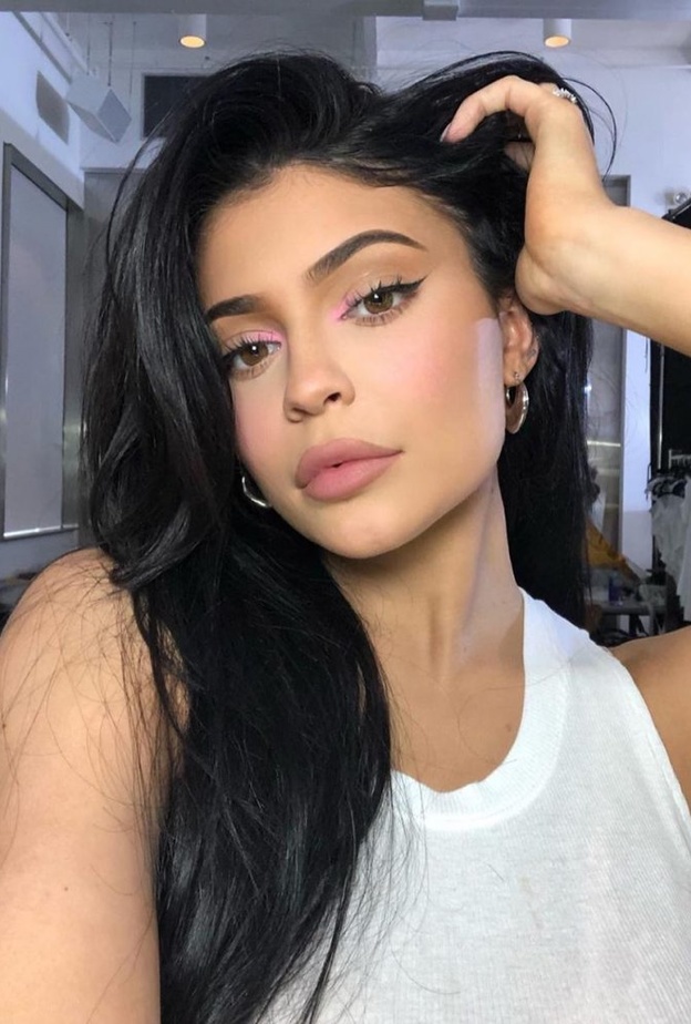 اعتدنا على كايلي جينر بوصلات الشعر