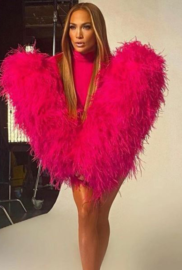 تميّز بالأكمام الريش الدراماتيكية التي جاءت على شكل قلب