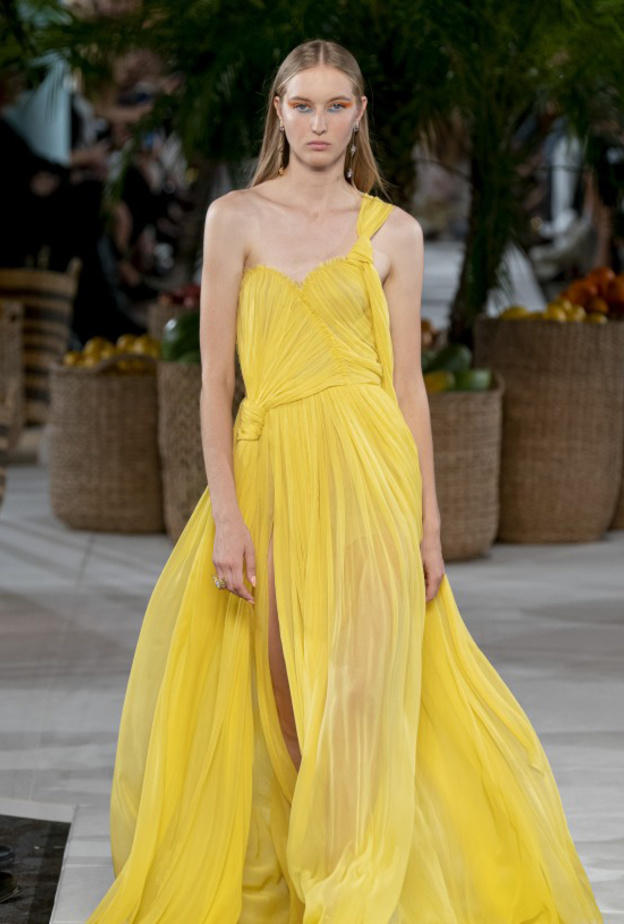  أوسكار دي لا رنتا قدّم تصميماً مفعماً بالأنثوية بقصة الكتف الواحد