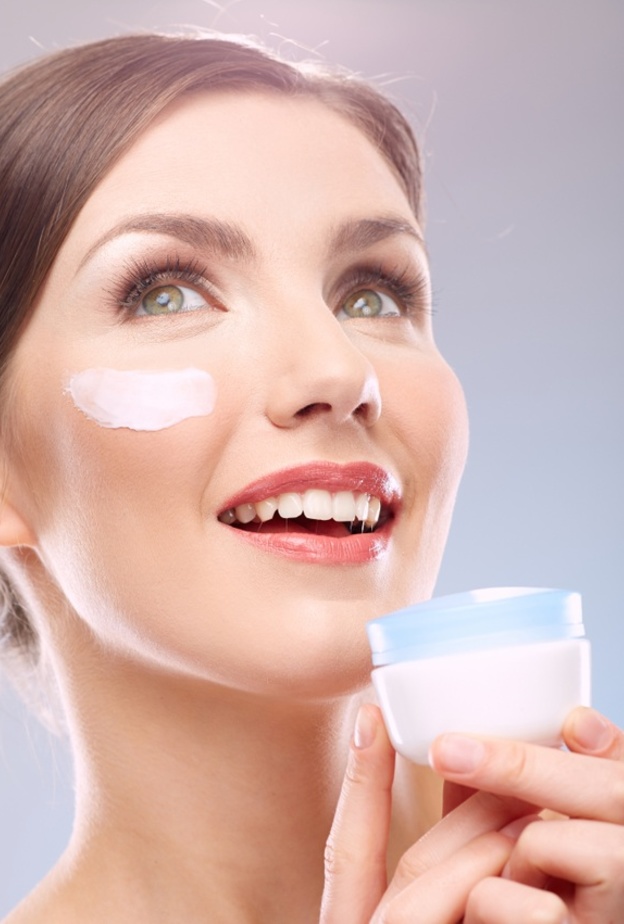 تعرفي الى طريقة عمل كريم ترطيب طبيعي في المنزل