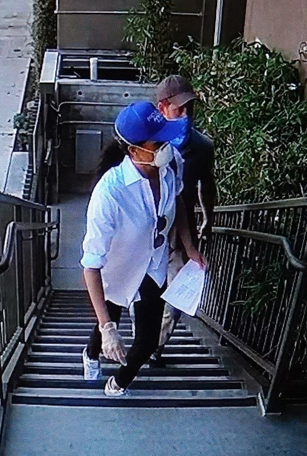  إعتمرت ميغان قبعة زرقاء كما وضعت قناعاً واقياً