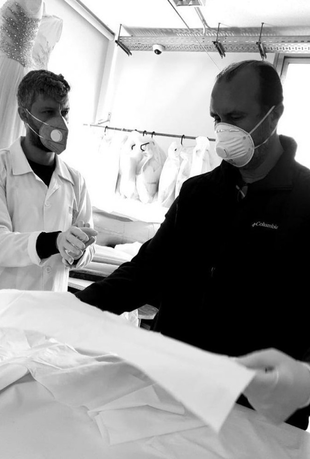 فتح المصمم طوني ورد أبواب مشغله لتنفيذ مفارش وأغطية أسرّة للمستشفيات