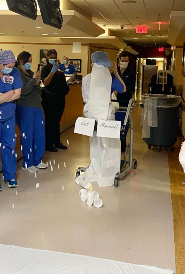  حفل زفاف افتراضي في مستشفى امريكي في زمن كورونا