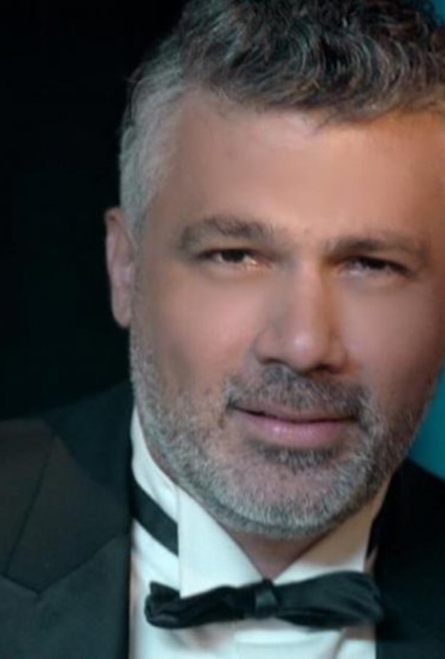 احتفل الفنان فارس كرم بزفاف سري