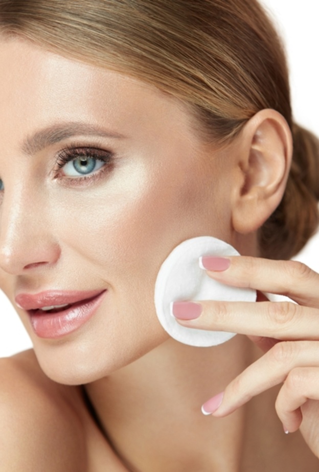 التنظيف اليومي والعميق مبدأ أساسي للبشرة الدهنية