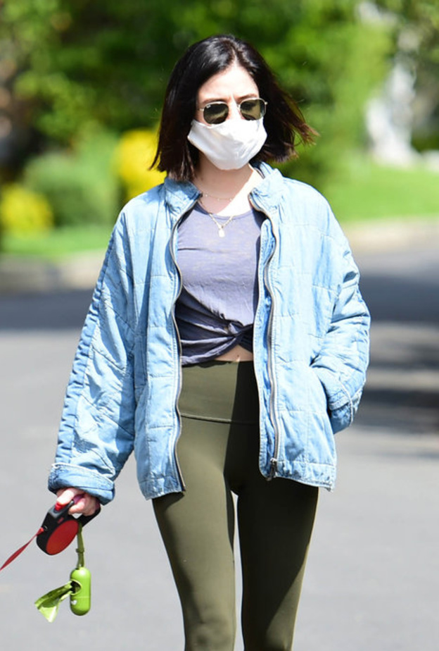 الجميلة LUCY HALE بتصاميم رياضية وكاجوال مع الليغينغ الأسود وجاكيت الجينز الواسعة