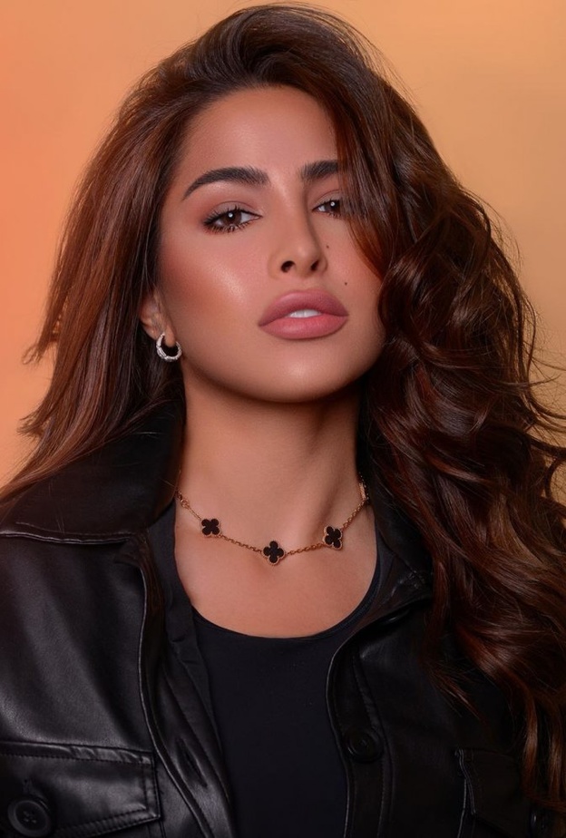 طريقة تطبيق مكياج ناعم وخفيف لاجتماعات العمل عبر الانترنت باسلوب فوز الفهد