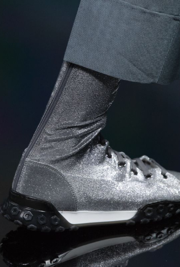 صيحة الأحذية المعدنية لإطلالاتك في رمضان 2020 من Emporio Armani