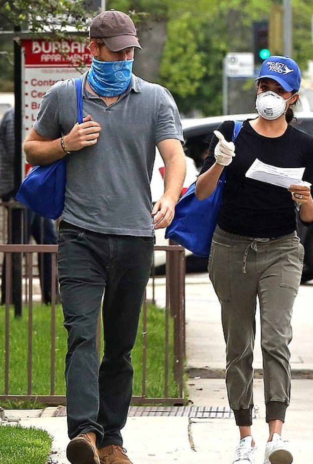 ارتدت توب أسود نسّقت معها سروال باللون الزيتي من ماركة James Perse