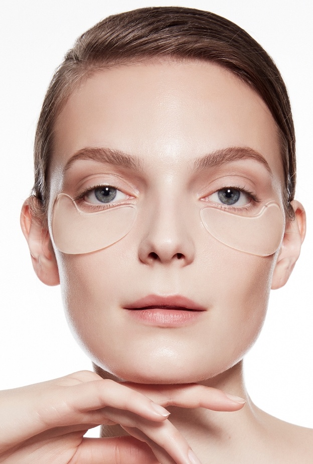 استخدام ماء الورد على الهالات السوداء سيجعلها تختفي بسرعة