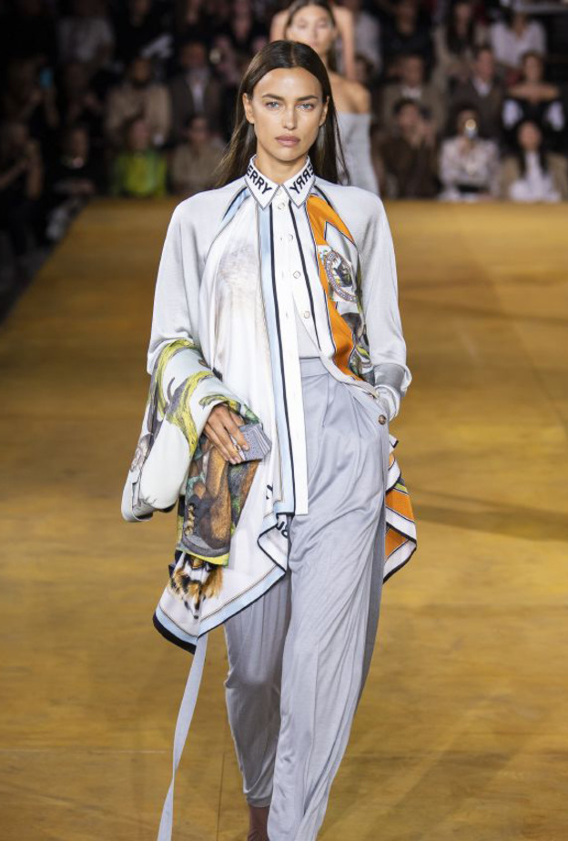 موضة القمصان الواسعة والطويلة لاطلالاتك في رمضان 2020 من Burberry