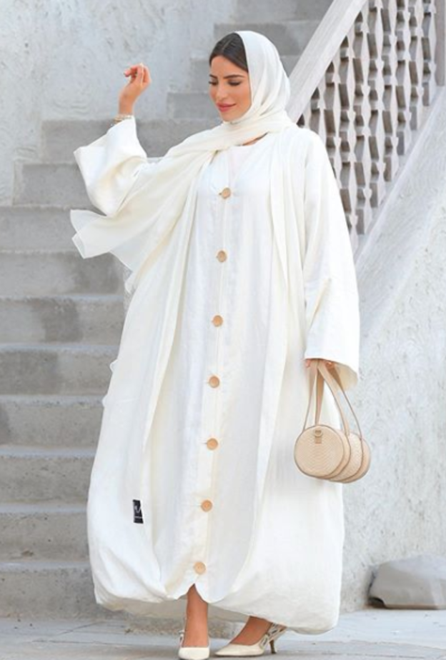 تألقت فاطمة حسام في لوك باللون الأبيض.