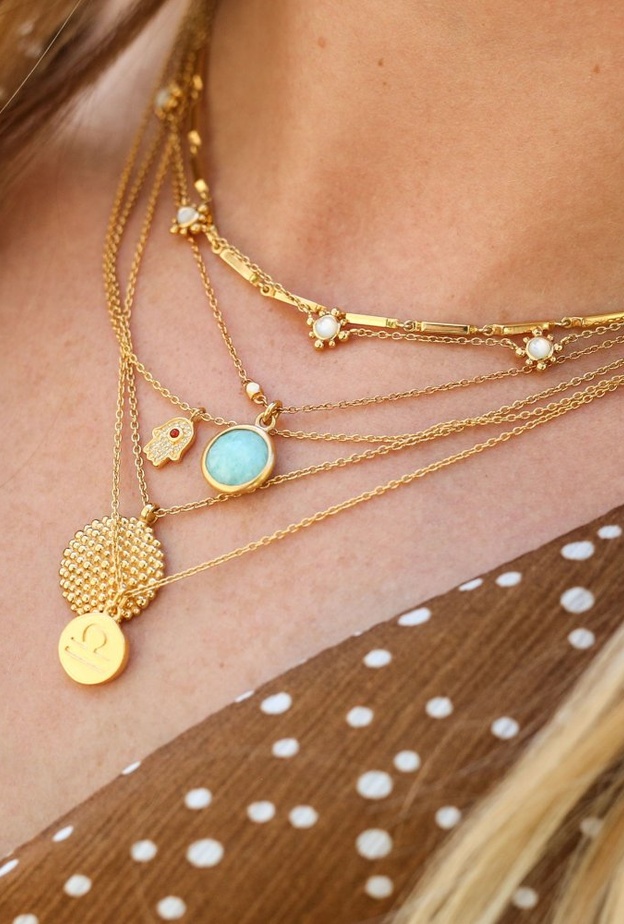 تكديس السلاسل تضفي الحيوية على الاطلالة