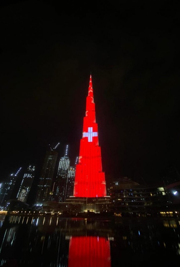 الإمارات تعرض علم سويسرا على معالمها البارزة تقديرا لإضاءة جبل ماترهورن بعلم الدولة