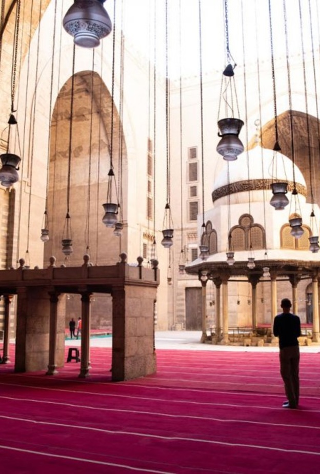 أجواء ساحرة في مدرسة السلطان حسن