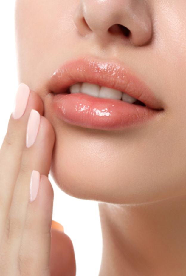  طبقي العسل والليمون على شفاهك لمنحها التوريد والتوهج