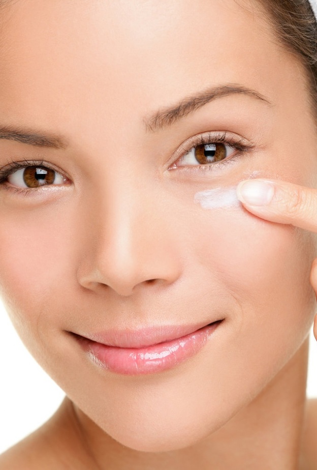  يعمل الفازلين على حبس الرطوبة داخل البشرة والحصول على وجه ناعم