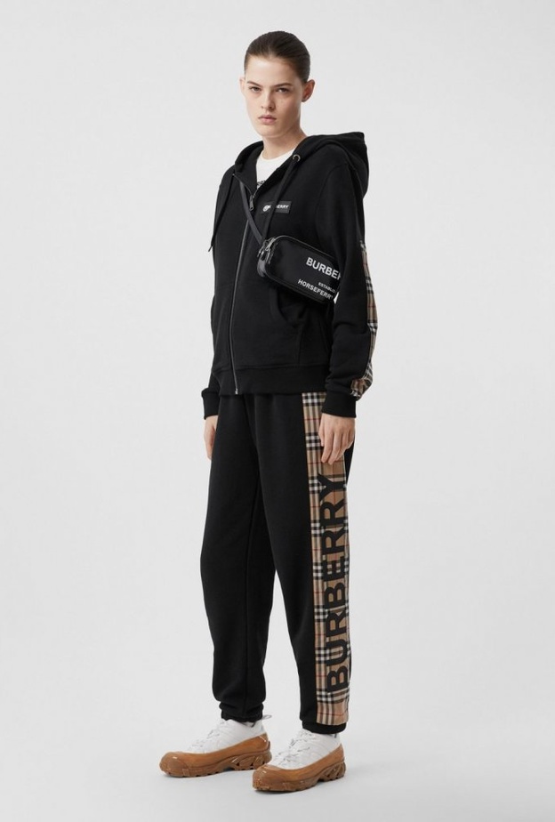  دار BURBERRY قدّمت الجاكيت الرياضية مع السروال المزيّن بنقشة الدار