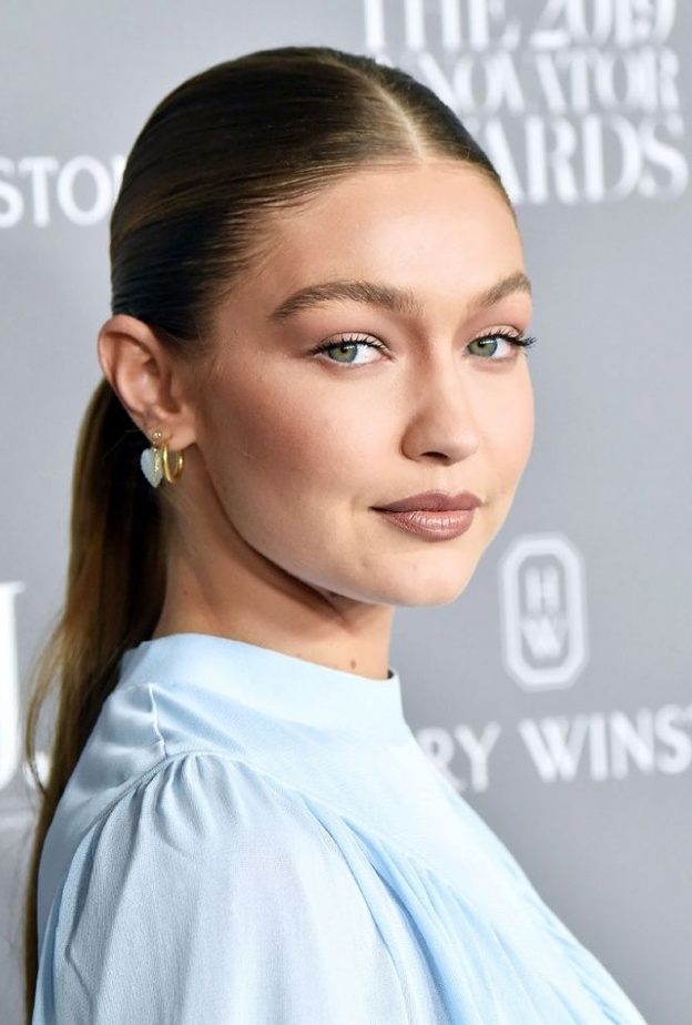 تسريحات شعر ذيل الحصان من اطلالات جيجي حديد.