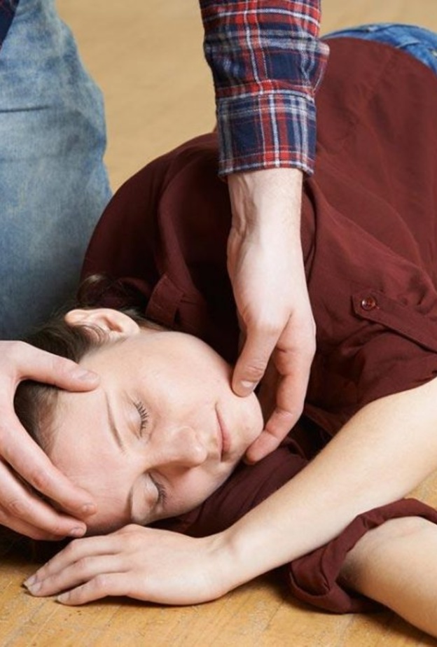  خلال نوبة التشنج يجب التأكد من تنفس المصاب