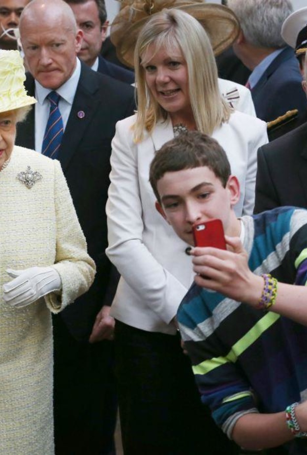 "سيلفي" العائلة المالكة البريطانية.. أجمل اللقطات من الملكة إليزابيث الثانية وحتى ميغان ماركل