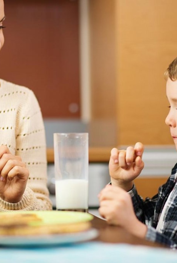 4 أخطاء للأم تفسد فرحة الطفل بالصيام 