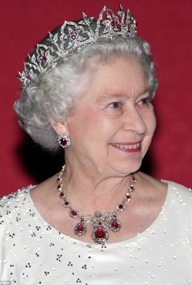 الملكة اليزابيث ترتدي تاج The Oriental Circlet Tiara