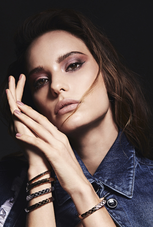 مكياج كلاسيكي عصري في جلسة تصورية خاصة لـ"هي" ودار Chanel