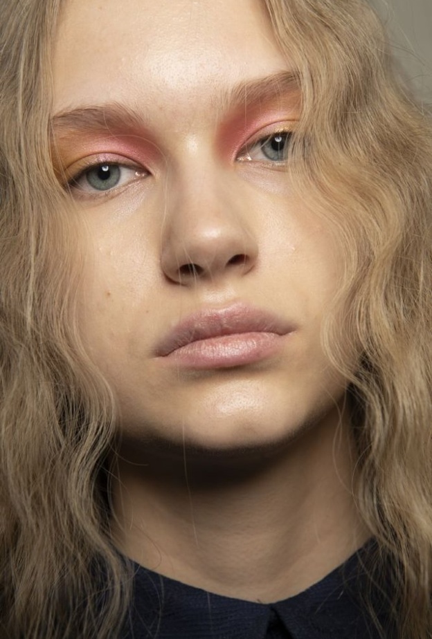 اجمل رسمات مكياج ملونة استوحيها من اسبوع لندن للموضة من Charlotte Knowles