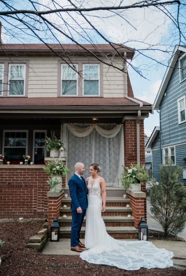 العروس سارا و عريسها شين أمام مدخل المنزل