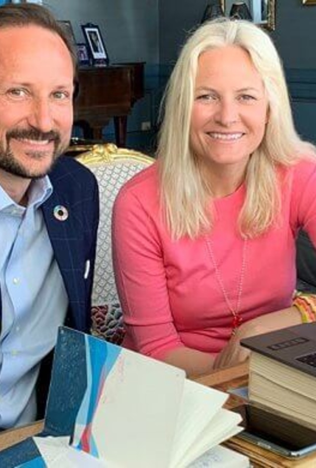 ولي عهد النرويج وزوجته في اجتماع رقمي مع معلمين