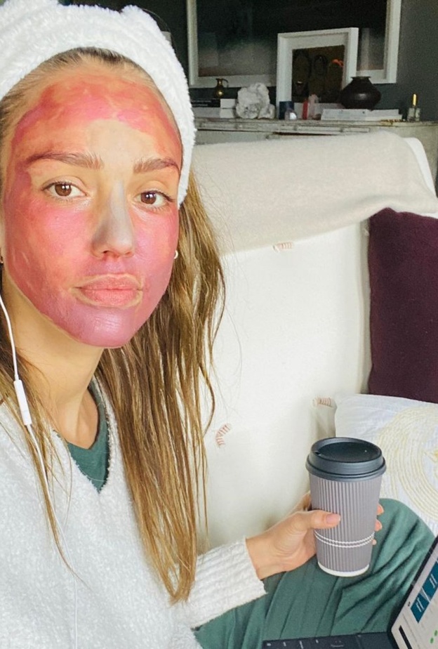 تطبق Jessica Alba ماسك البشرة أثناء اجتماعات العمل 