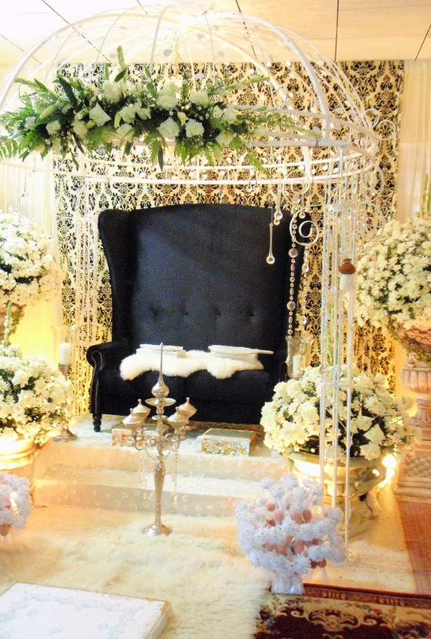 أريكة أنيقة لجلوس العروسين