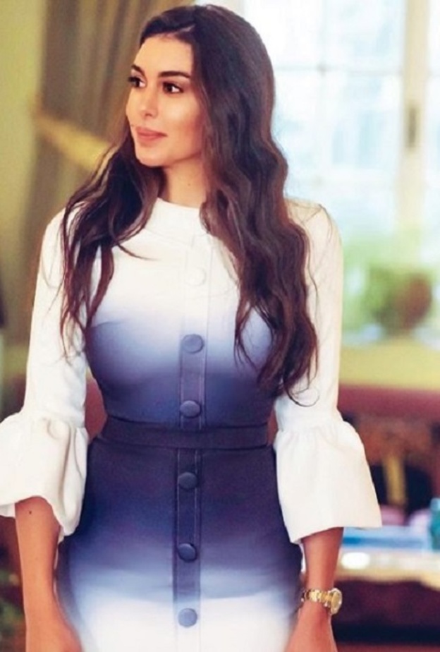 فستان من مجموعة انطوان القارح