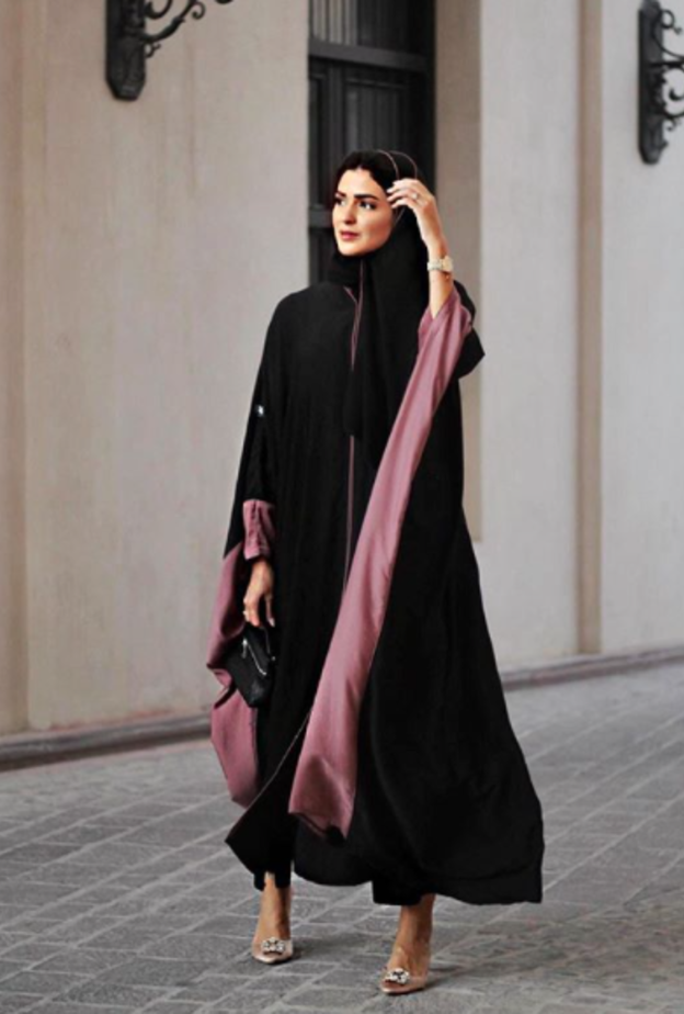 اختارت حنين عباية جذابة باللون الأسود الكلاسيكي مع لمسات أنثوية باللون الزهري