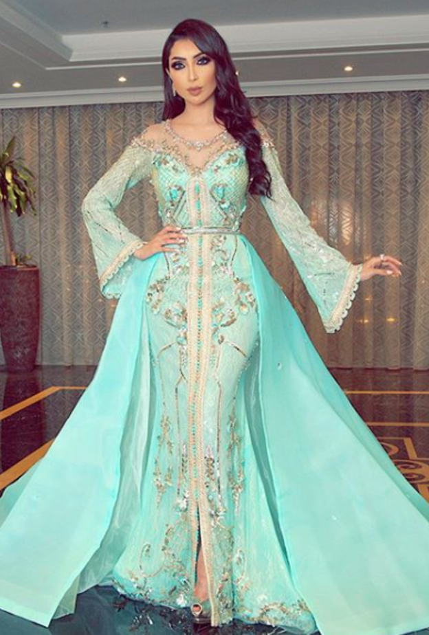 انتقت دنيا بطمة قفطان فاخر باللون الأزرق الجذاب ومزين بالتطريزات الجذابة والأنيقة